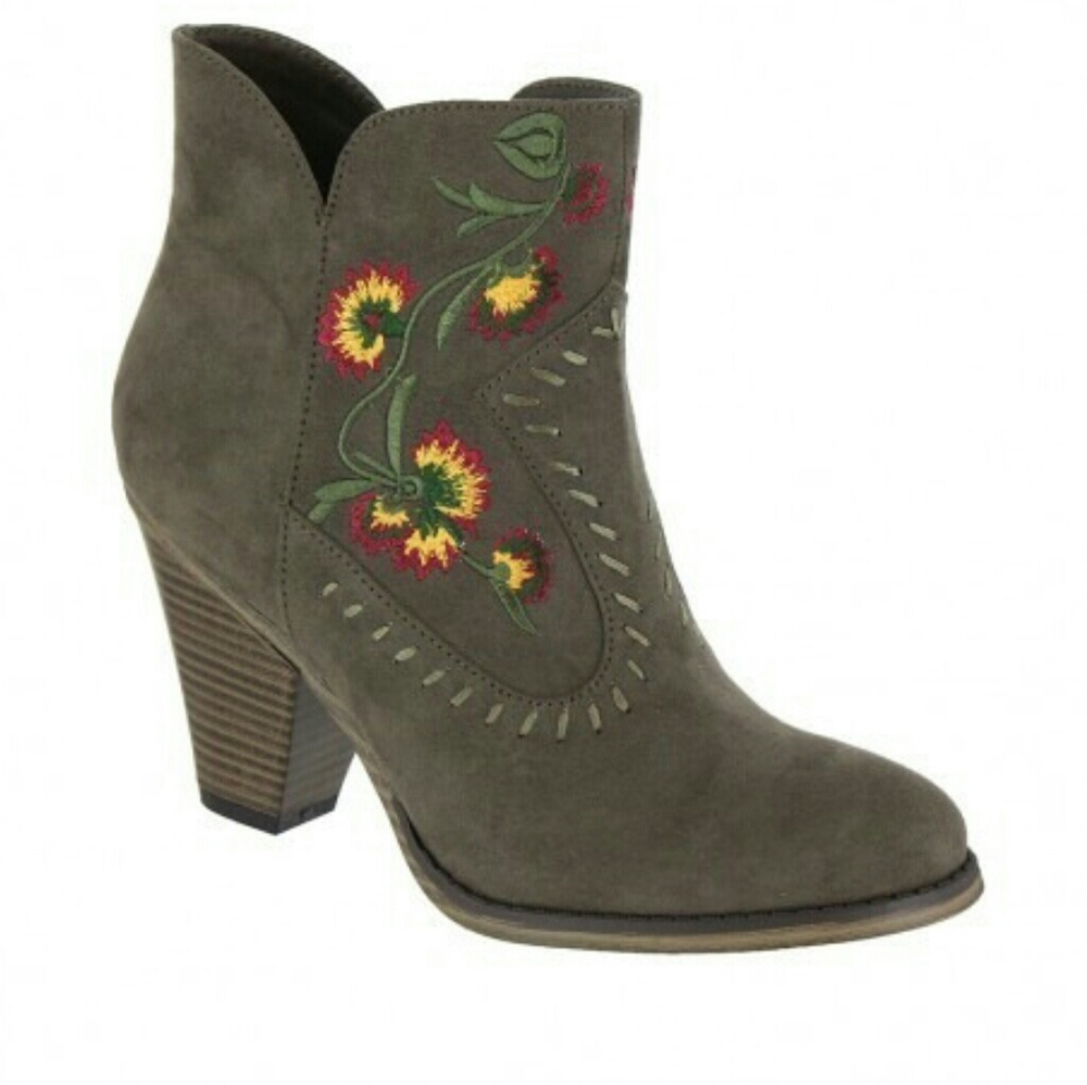 NWOT {MIA} Flower Boots